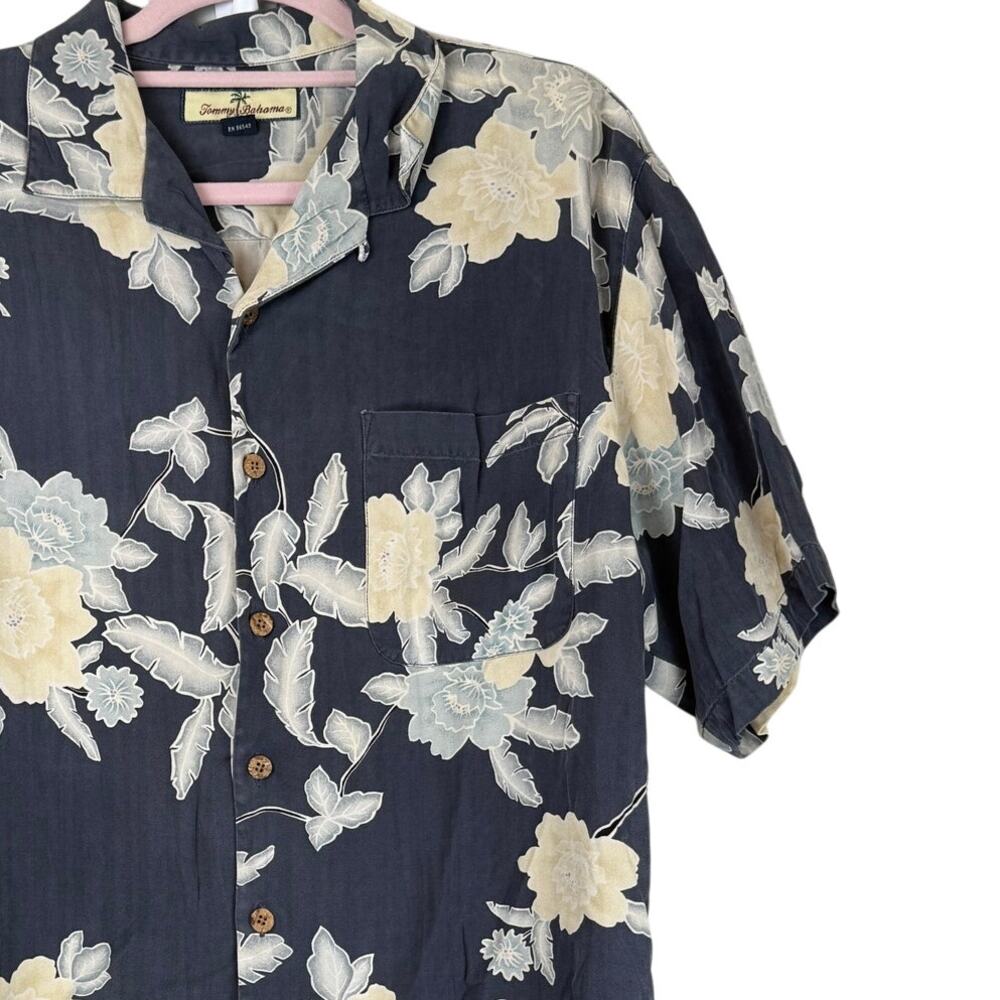 Tommy Bahama 100% Silk Hawaiian Shirt M Blue Cream Floral Aloha Island Resort